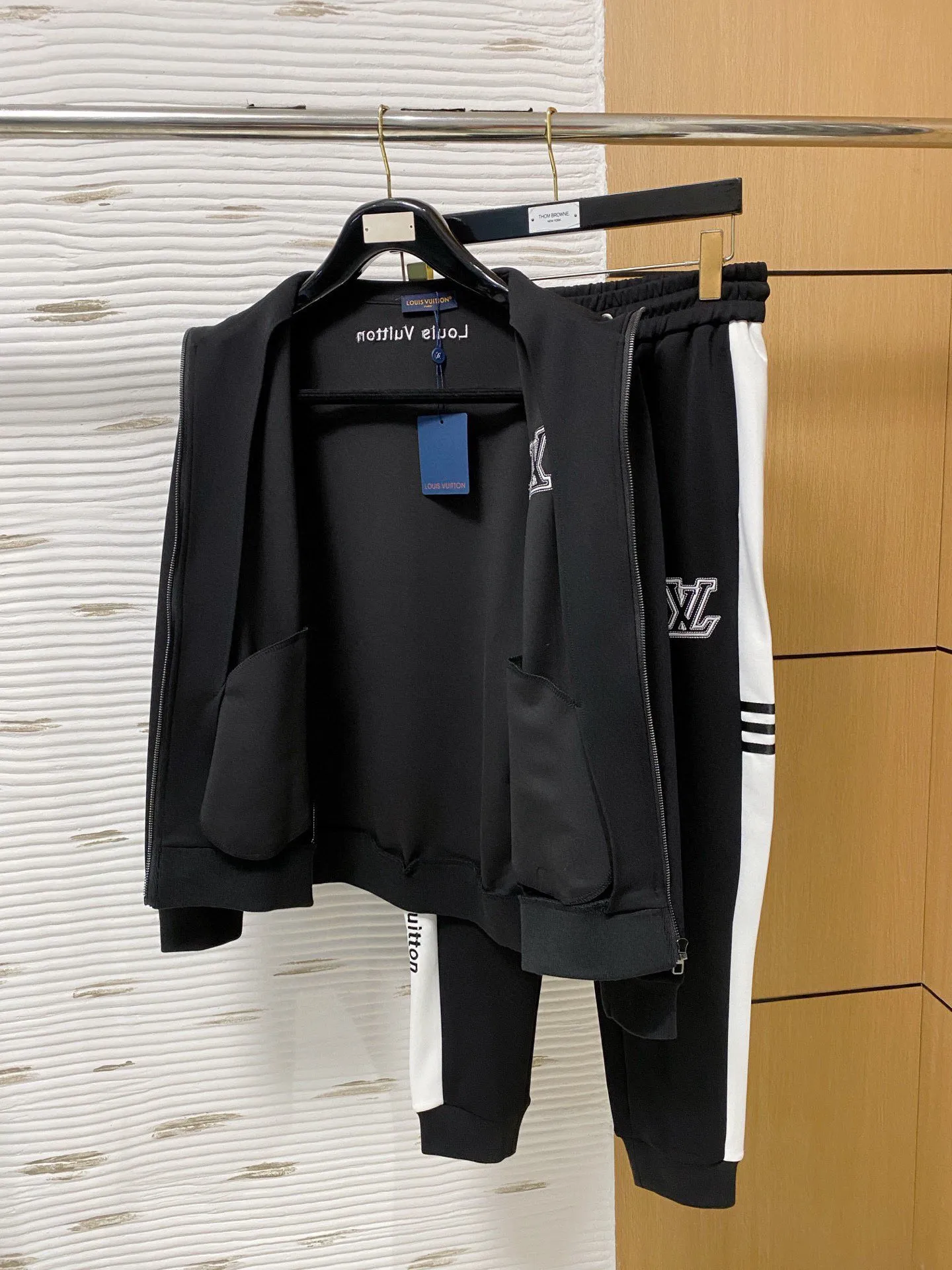 🅿️720 [LV Louis Vuitton] hot-selling suit is coming. Focus on the original version of the official website. 2025 new hot-selling cardigan and sweatshirt suit. The original order is the best. 🇭🇰The meticulous work of top designers. It has a fitting and perfect upper body effect. All-natural high-quality Tencel Roman cotton 100%, close-fitting comfort, noble and elegant! Original hardware embodies elegance and nobility! Counter size: M-3XL (maximum wear up to 190 pounds)